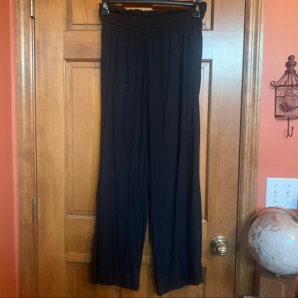 EUC Stretchy + wide leg A&F black pants!